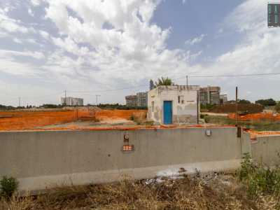 �Ci hanno tolto anche il pilone che forniva acqua da decenni�, sottolinea Domenico indicandoci un�area vuota accanto a un piccolo edificio con la porta azzurra 